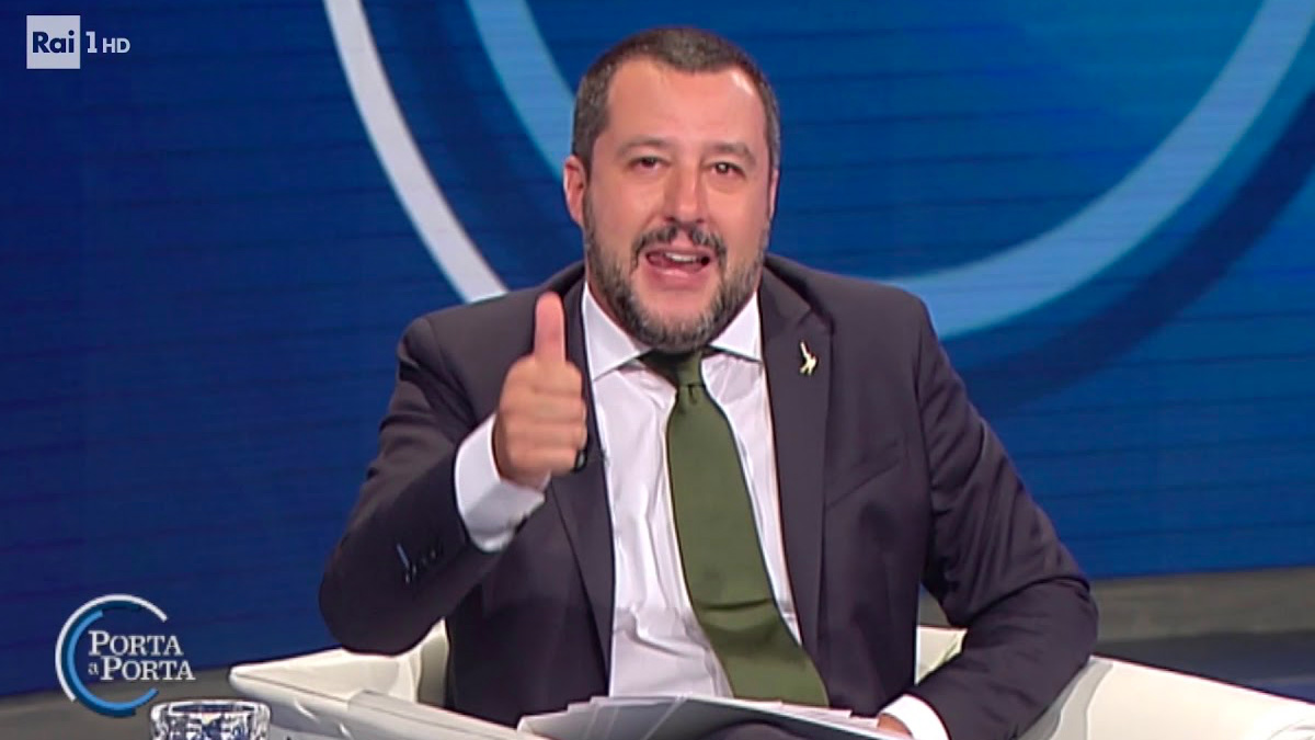 Matteo Salvini scrive in chat ai suoi: "Siamo una grande squadra, il primo obiettivo sono la pace e il referendum"