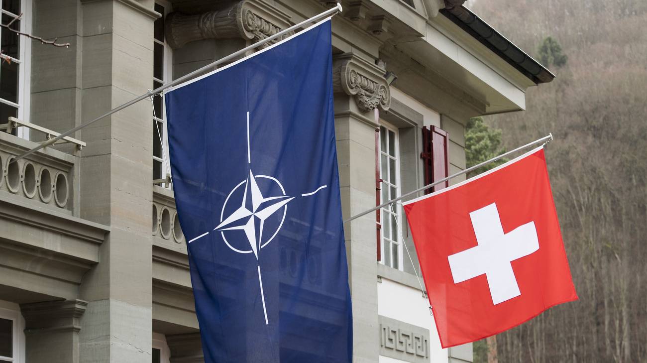 Nato, anche la Svizzera si avvicina al Patto Atlantico. La storica neutralità potrebbe finire