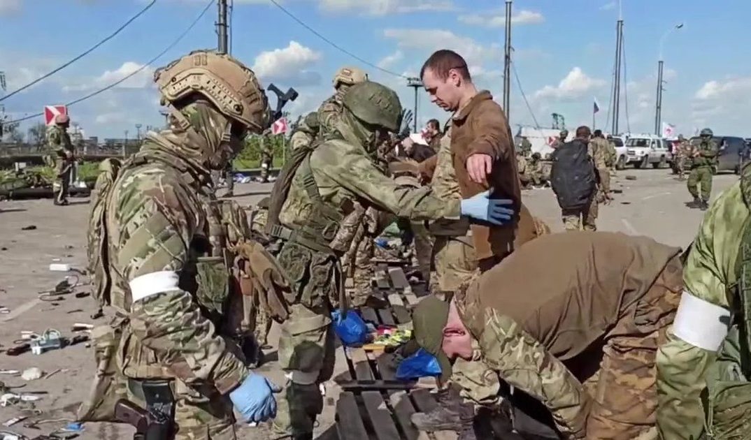Ucraina, la Russia consegna a Kiev i corpi dei combattenti uccisi nelle acciaierie Azovstal