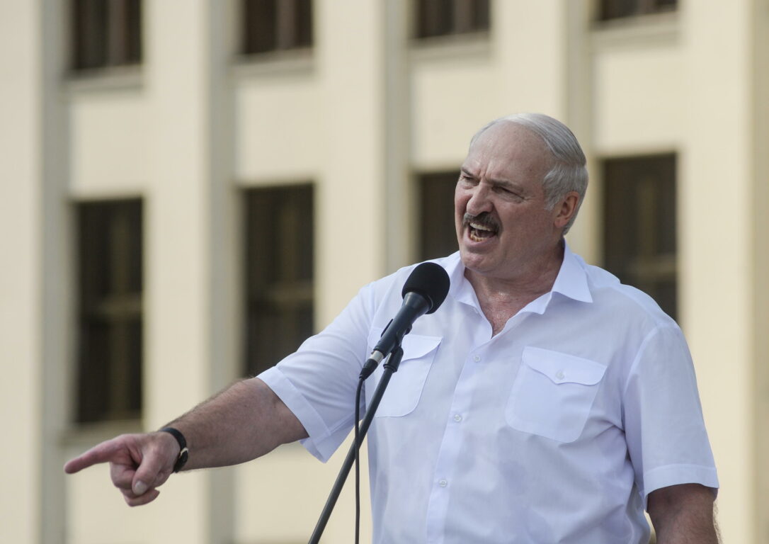 Ritratto di Alexander Lukashenko, l'autocrate bielorusso imbottito di missili