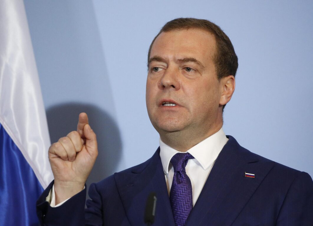 Medvedev la spara ancora più grossa: "Draghi non è del livello di Berlusconi"