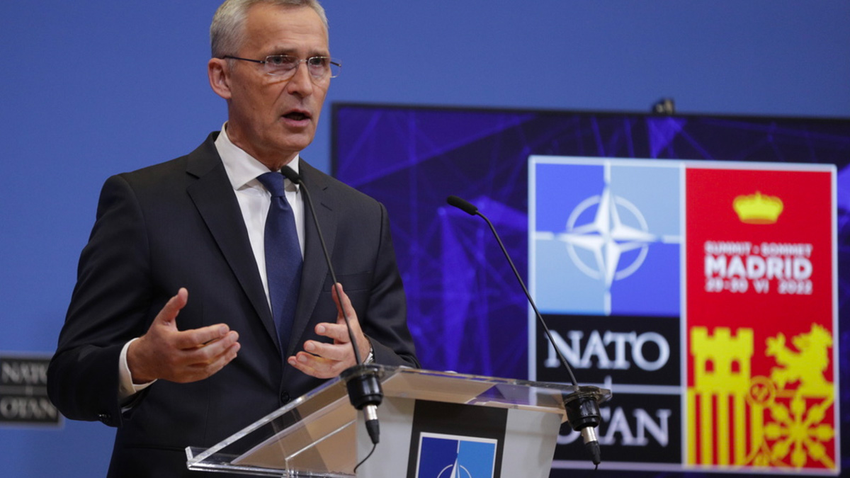 Stoltemberg (Nato): "Gli ucraini stanno ricacciando indietro i russi, non vanno lasciati soli"