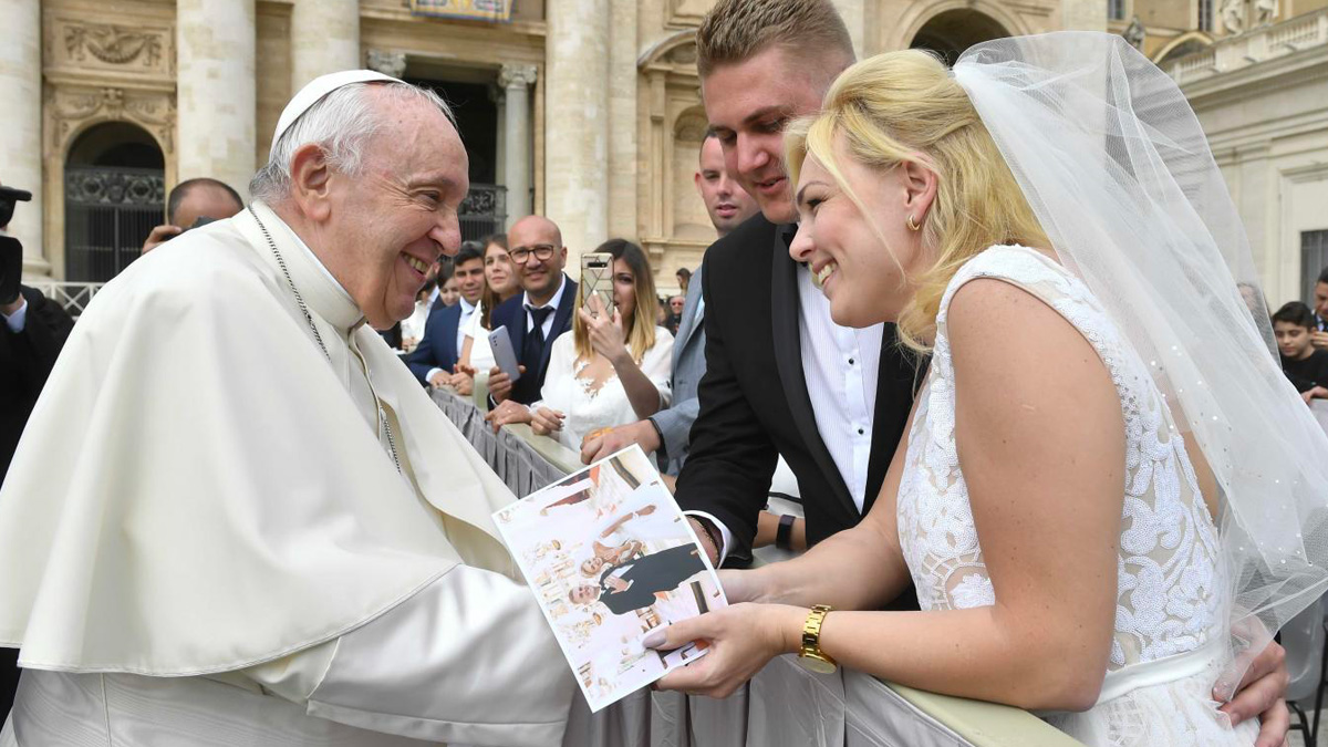 Vaticano, le nuove linee guida per il matrimonio: "Riscoprire il valore della castità"