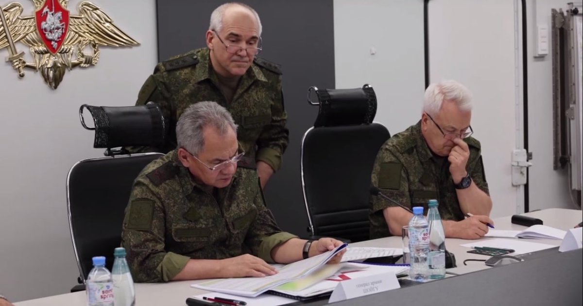 Il ministro della Difesa russo Shoigu ispeziona le truppe russe e ordina di abbattere i droni ucraini