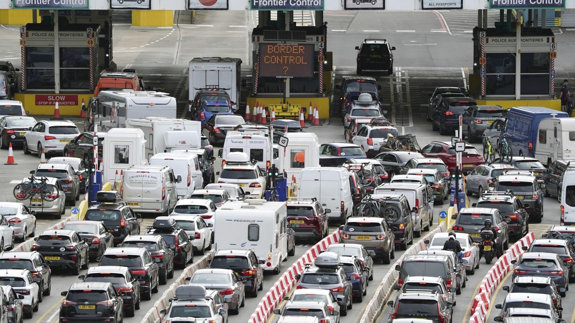 Caos agli imbarchi del Canale della Manica: l'Inghilterra accusa la Francia