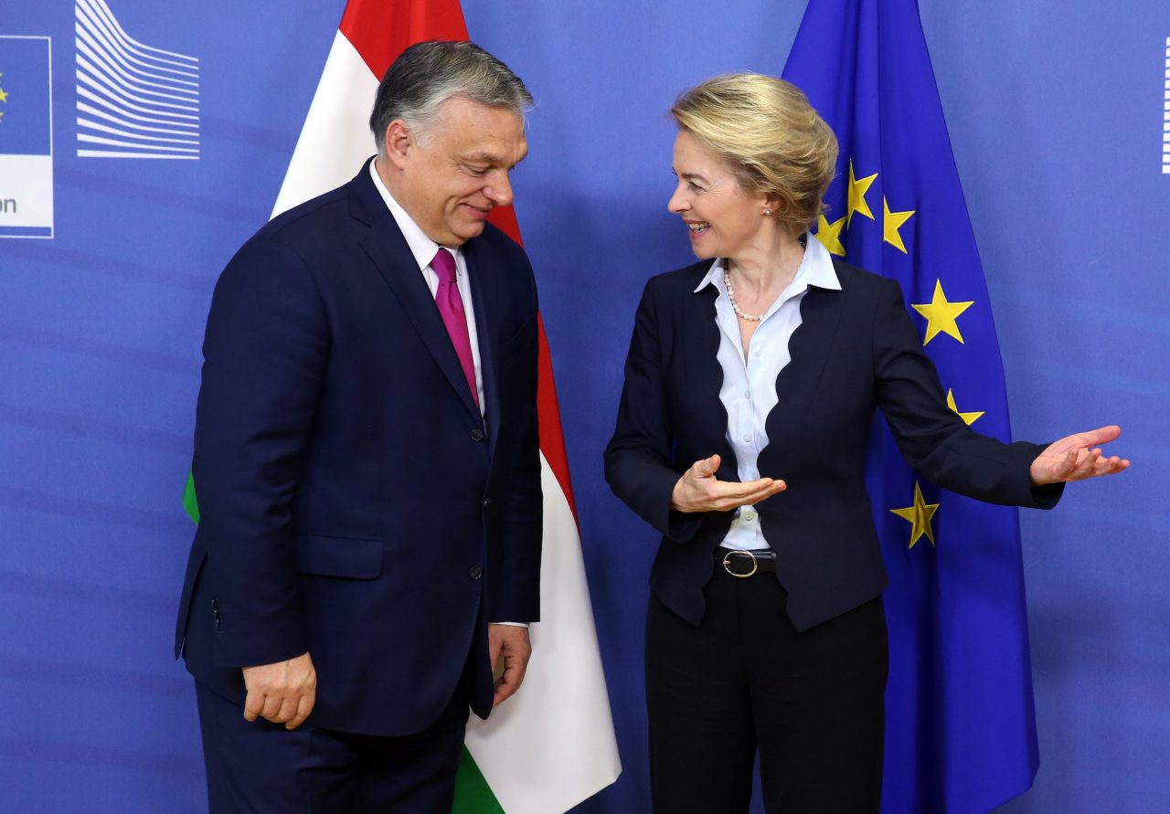 Razzismo, Ursula von der Leyen contro Orban: "Discriminare in base alla razza calpesta i valori Ue"