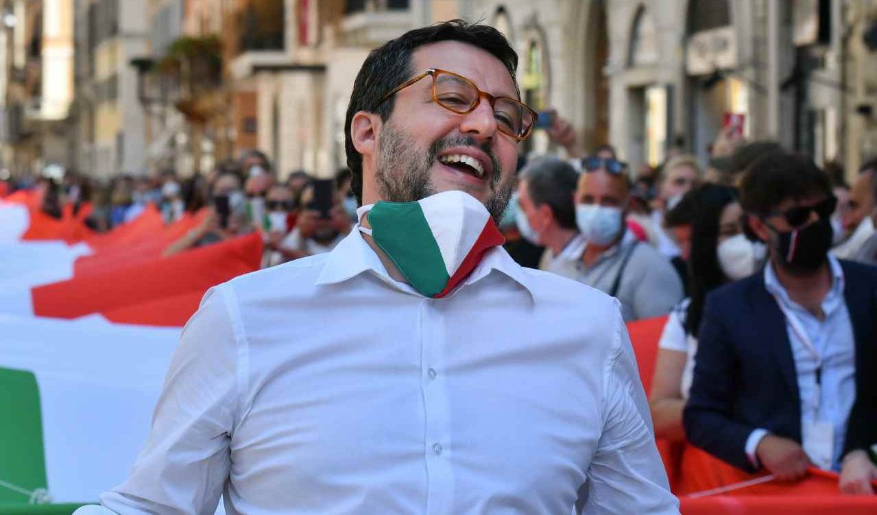 Salvini ignora che siamo sotto ondata Covid e attacca Speranza per la mascherina a scuola