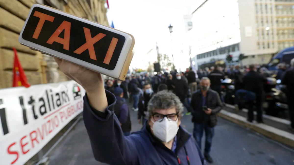 La protesta dei tassisti, tensione sotto Palazzo Chigi: idranti e polizia in antisommossa