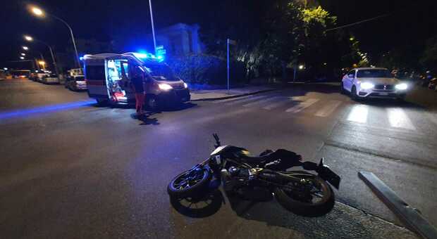 Motociclista si scontra con un'ambulanza che trasportava un paziente: anche lui in ospedale