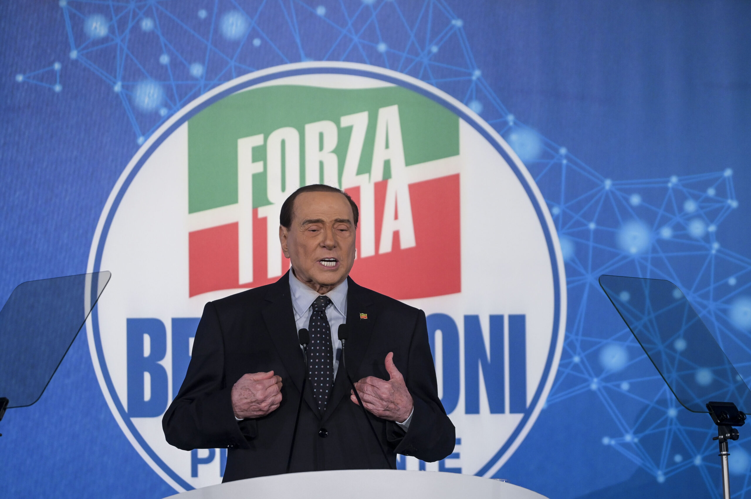 Berlusconi pensa subito ai ricchi: "Flat tax al 23% per tutti"