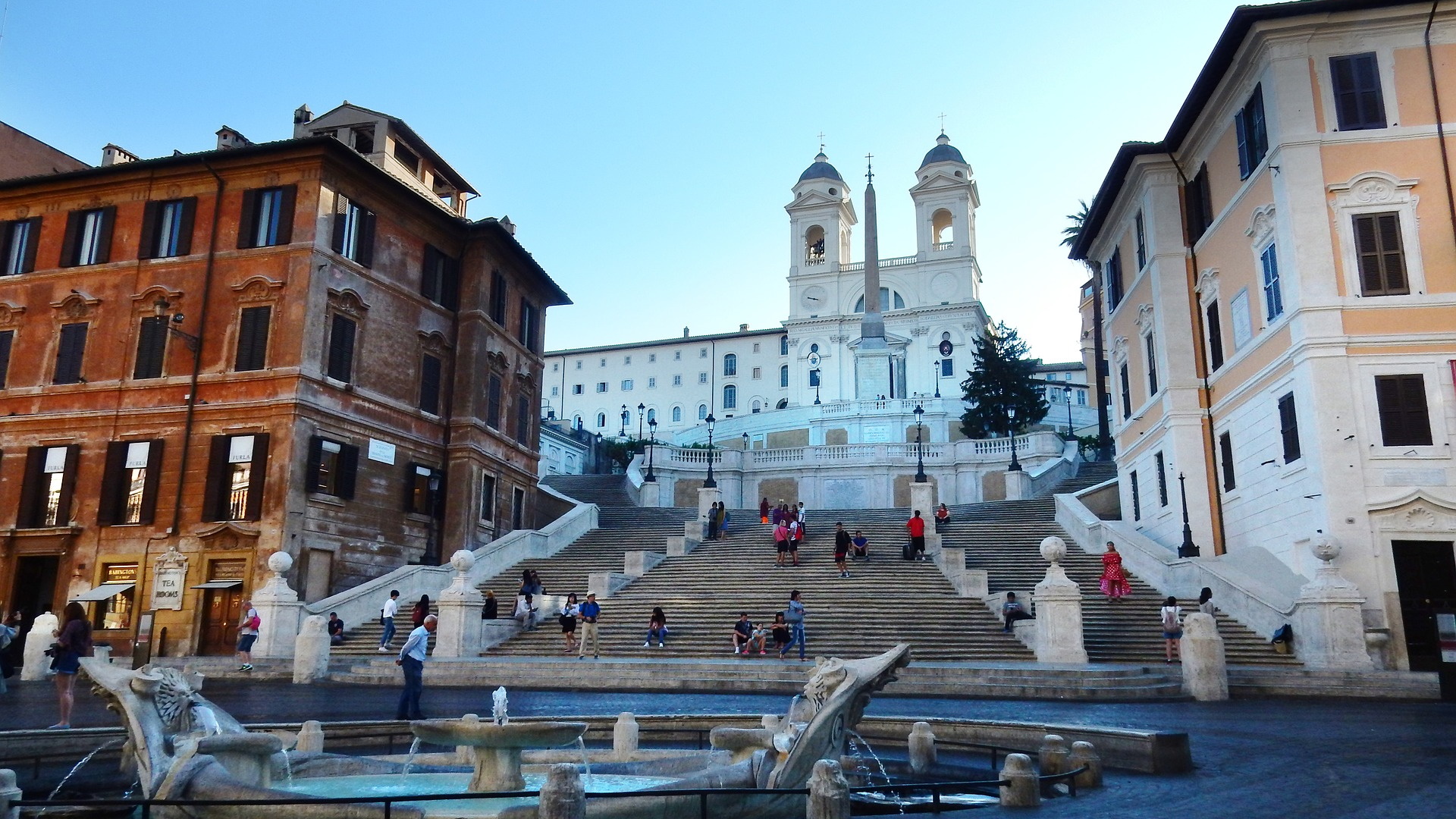 Trinità dei Monti, la scalinata danneggiata nuovamente: questa volta da un monopattino