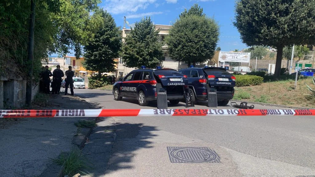 Bacoli, un 80enne ha sparato alla moglie e si è barricato in casa