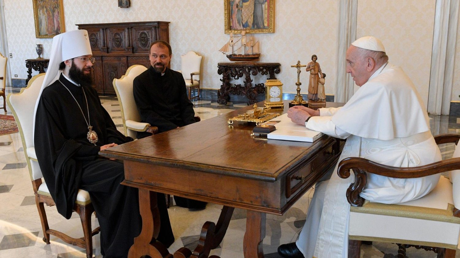 Francesco incontra un emissario di Kirill: sullo sfondo l'incontro tra il Papa e il Patriarca a settembre