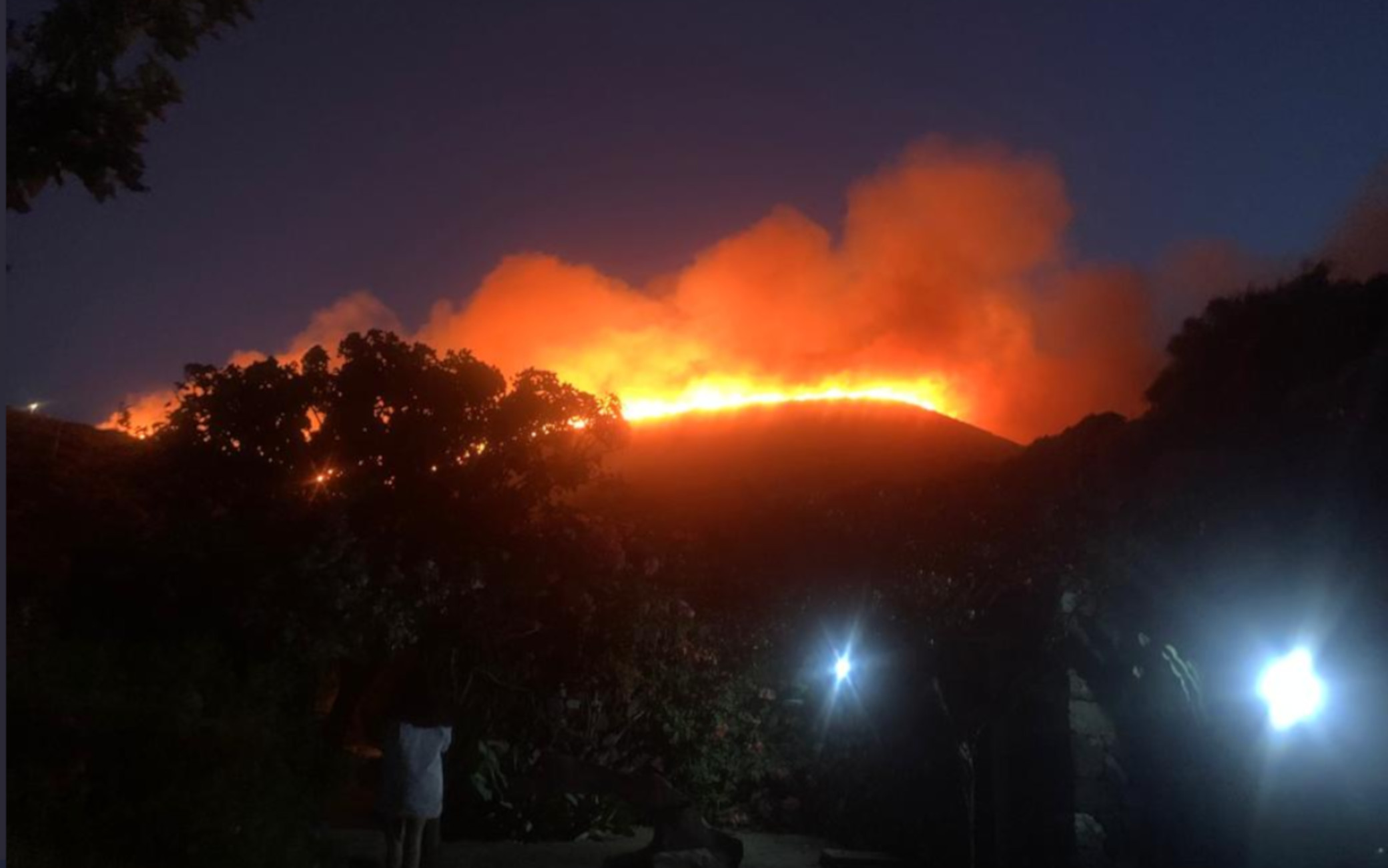 Pantelleria, domato l'incendio doloso scoppiato ieri sera: tra gli sfollati anche Giorgio Armani