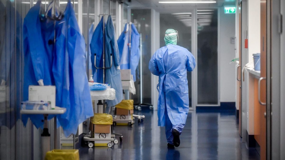 Narcotizza e violenta un'infermiera: arrestato il primario di anestesia a Como