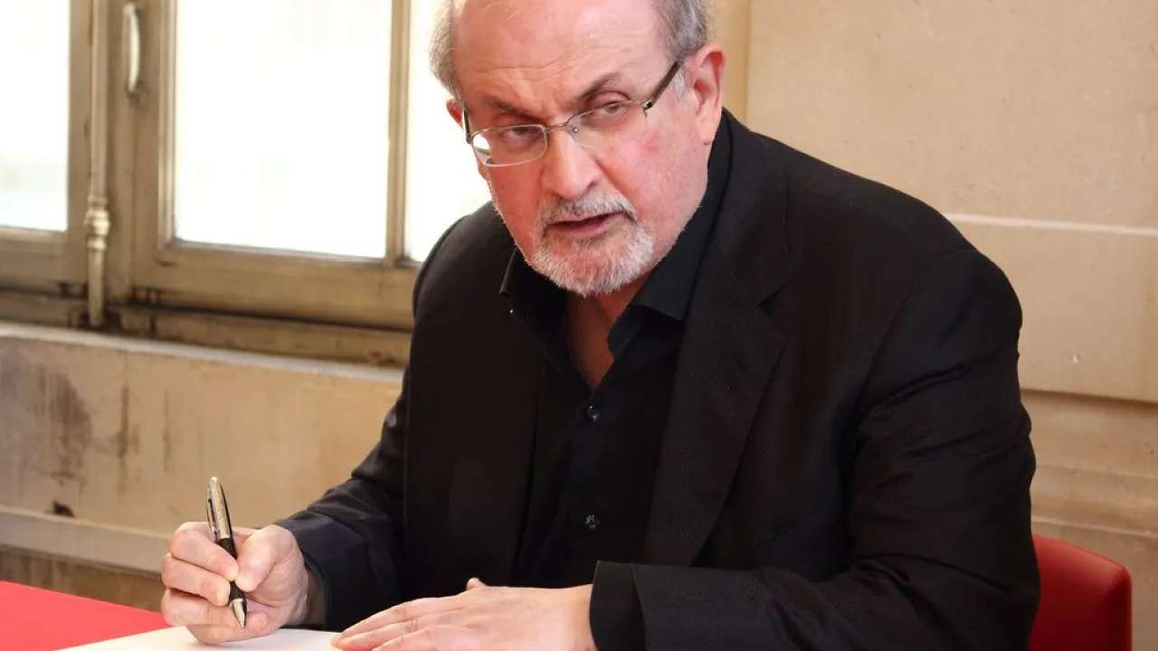 Salman Rushdie, la Cnn rivela: "Migliora e parla con gli investigatori"