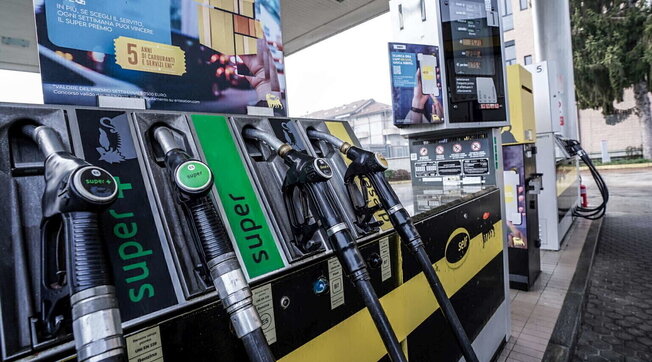 Benzina, in modalità self scende sotto 1,7 euro: ai minimi da un anno