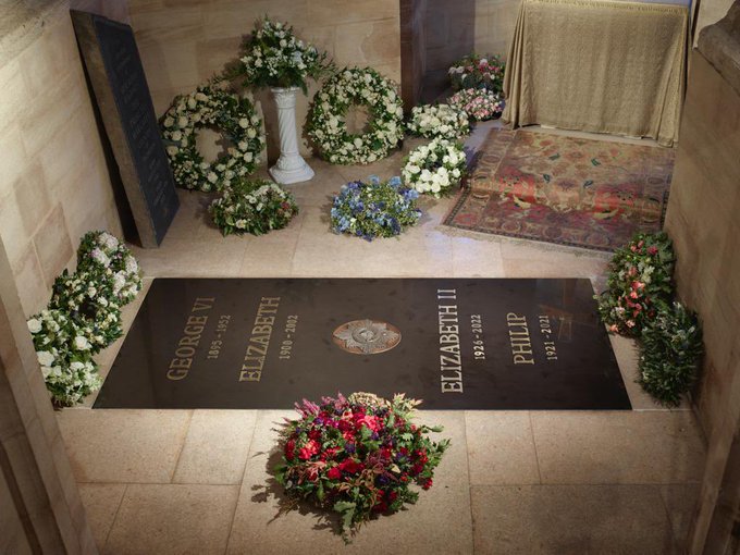 Ecco la lapide della tomba della Regina Elisabetta II pubblicata dalla Royal Family sul loro account Twitter