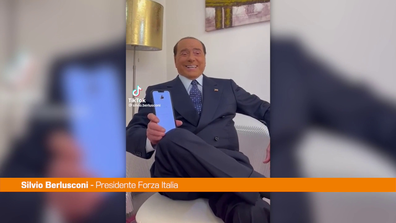 Berlusconi Babbo Natale tenta di intortare i sardi: "Fiscalità agevolata per la Sardegna"