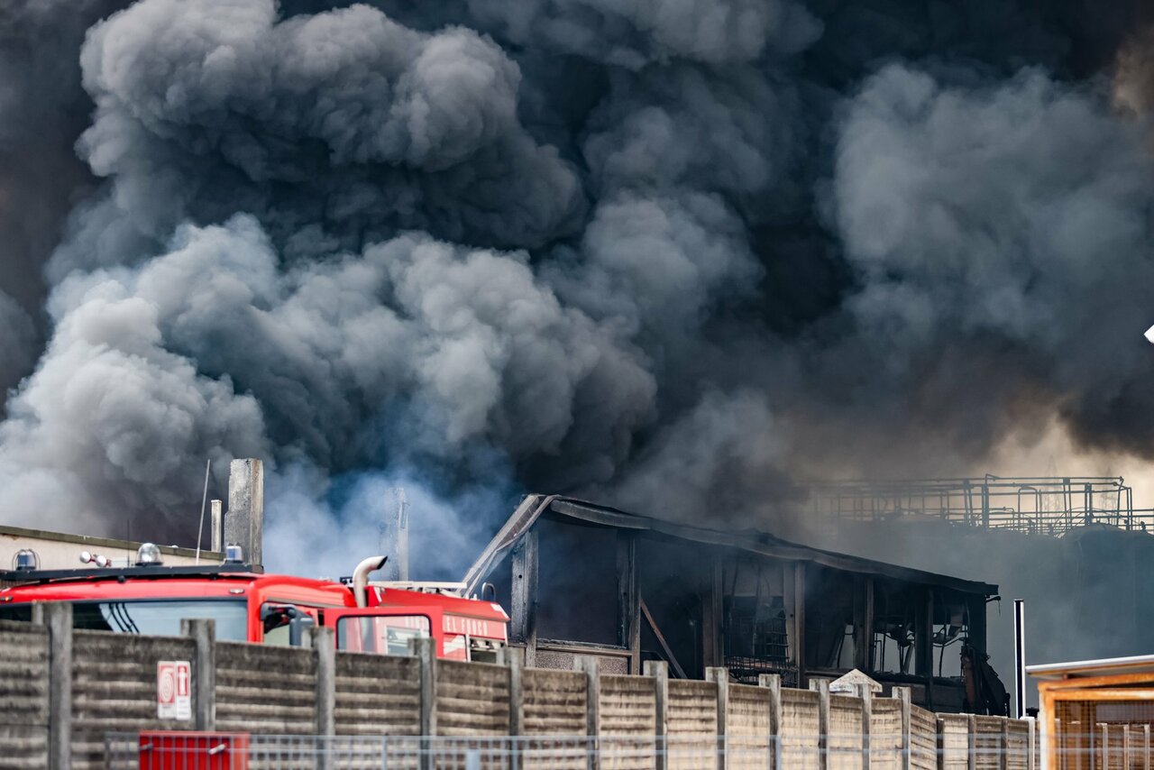 San Giuliano, vasto incendio in un'azienda nitrolchimica: sei feriti, uno è grave