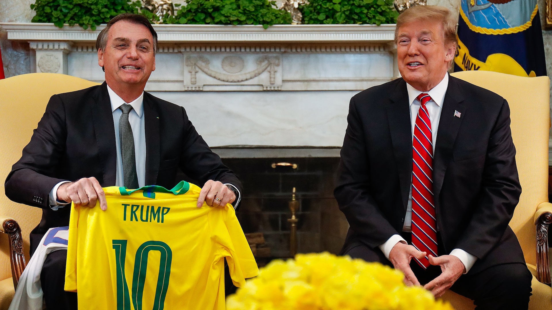 Bolsonaro manda moglie e figlio all'insediamento da Trump: la solidarietà tra golpisti mancati e xenofobi