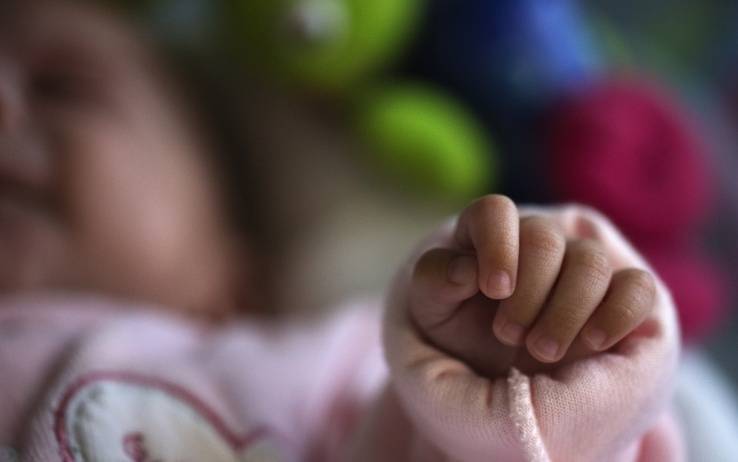 Una bimba di 8 mesi è in gravissime condizioni: calci, pugni e schiaffi