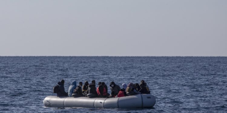 Sale a 16 il numero dei morti nel naufragio vicino alla Grecia: sono tutte donne