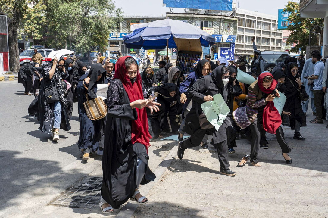 Un centinaio di studentesse manifestano: i talebani le picchiano e sparano sulle ragazze
