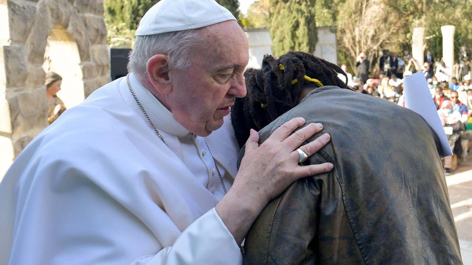 Francesco: "Immorale vendere le armi e poi sbarrare le porte a chi fugge dalla guerra"