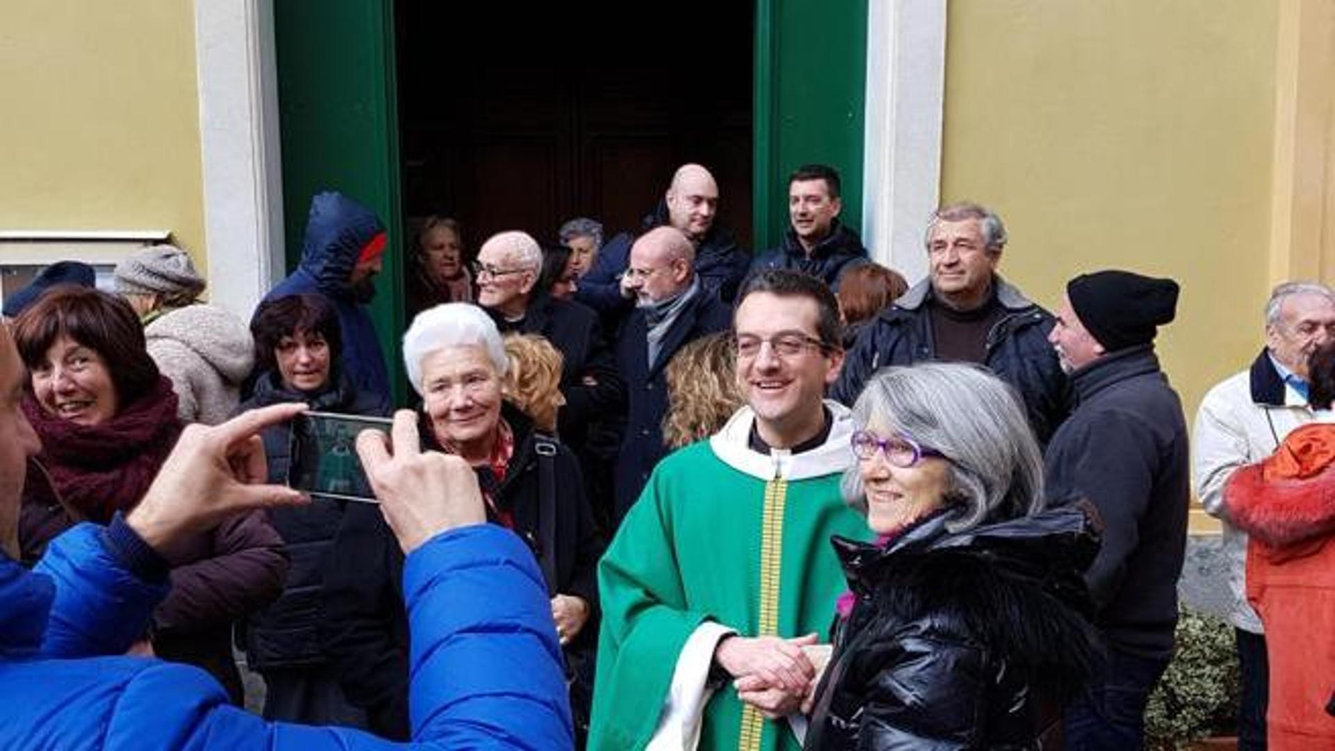 Don Giulio Mignani sospeso, la rivolta dei fedeli del Parroco arcobaleno: "Pronti a occupare la chiesa"