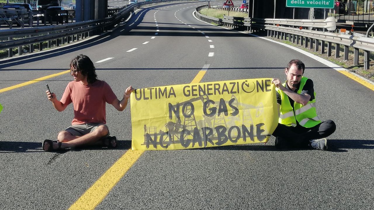 Clima, attivisti bloccano il traffico a Milano: ecco le immagini in diretta