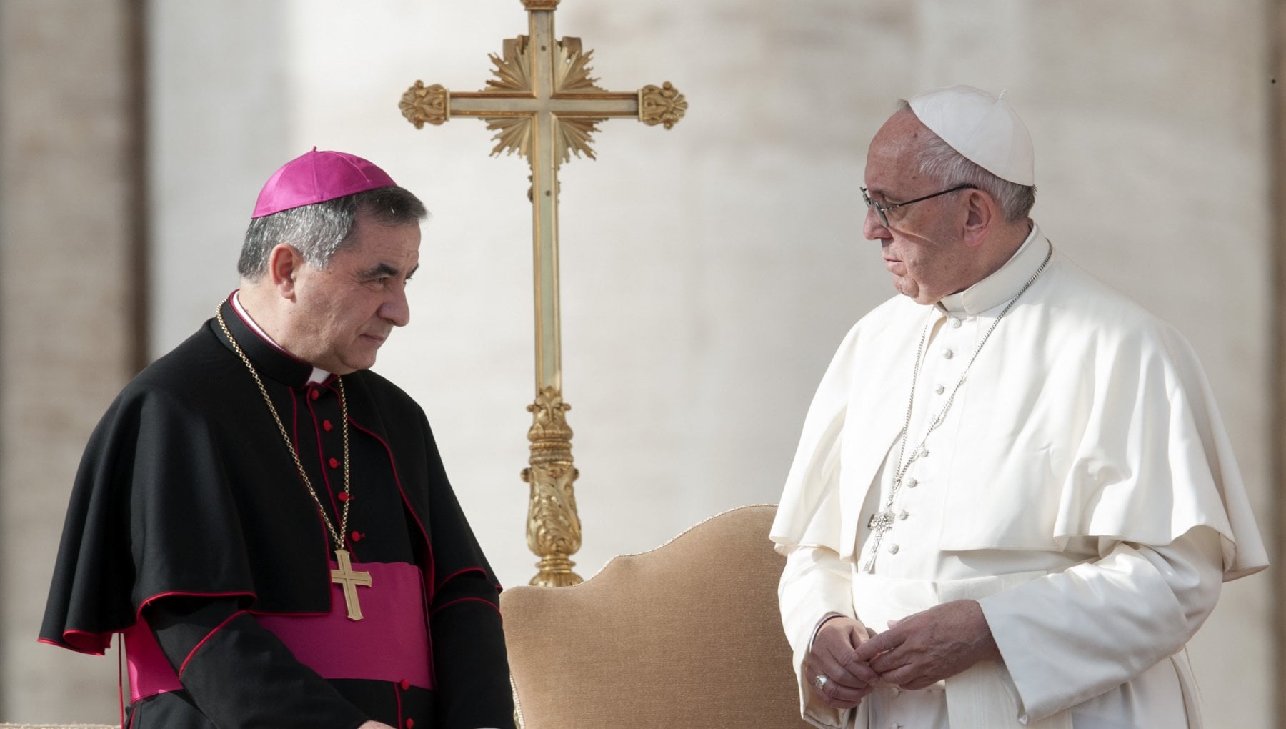 Le chat del Cardinale Becciu contro il Papa: "Vuole la mia morte. Dan Brown? La realtà supera la fantasia..."