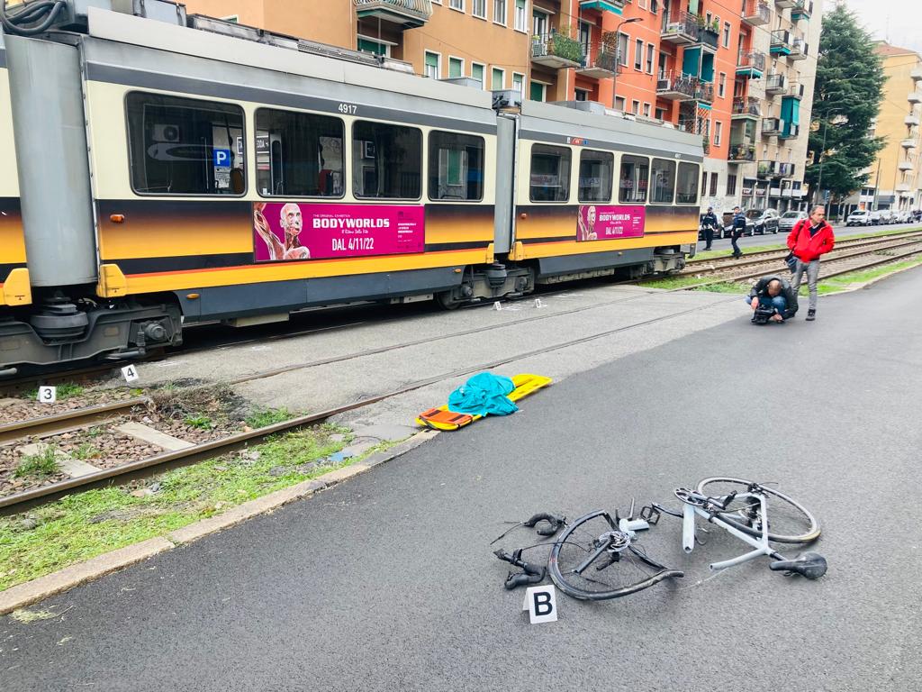 Un ragazzo di 14 anni finisce sotto un tram con la bicicletta e muore: inutili i soccorsi