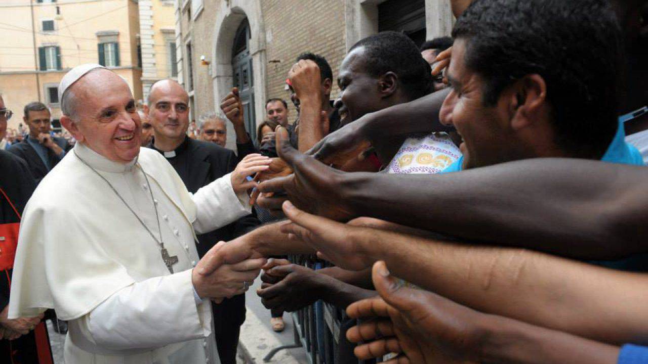  La Cei critica la destra sui migranti: "Non usare il Papa per coprire scelte politiche"