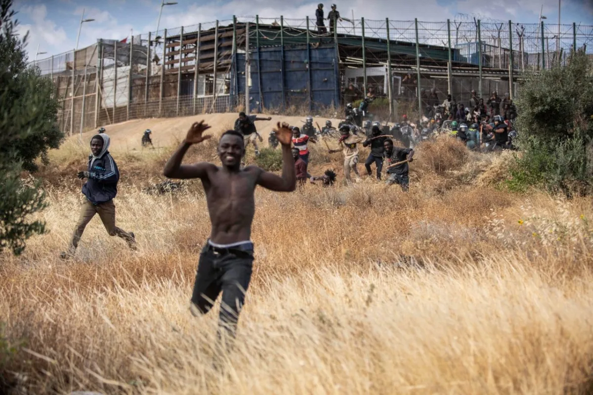 Migranti, l'ossessione dell'esternalizzazione delle frontiere unisce Meloni e Sanchez, premier "socialista"