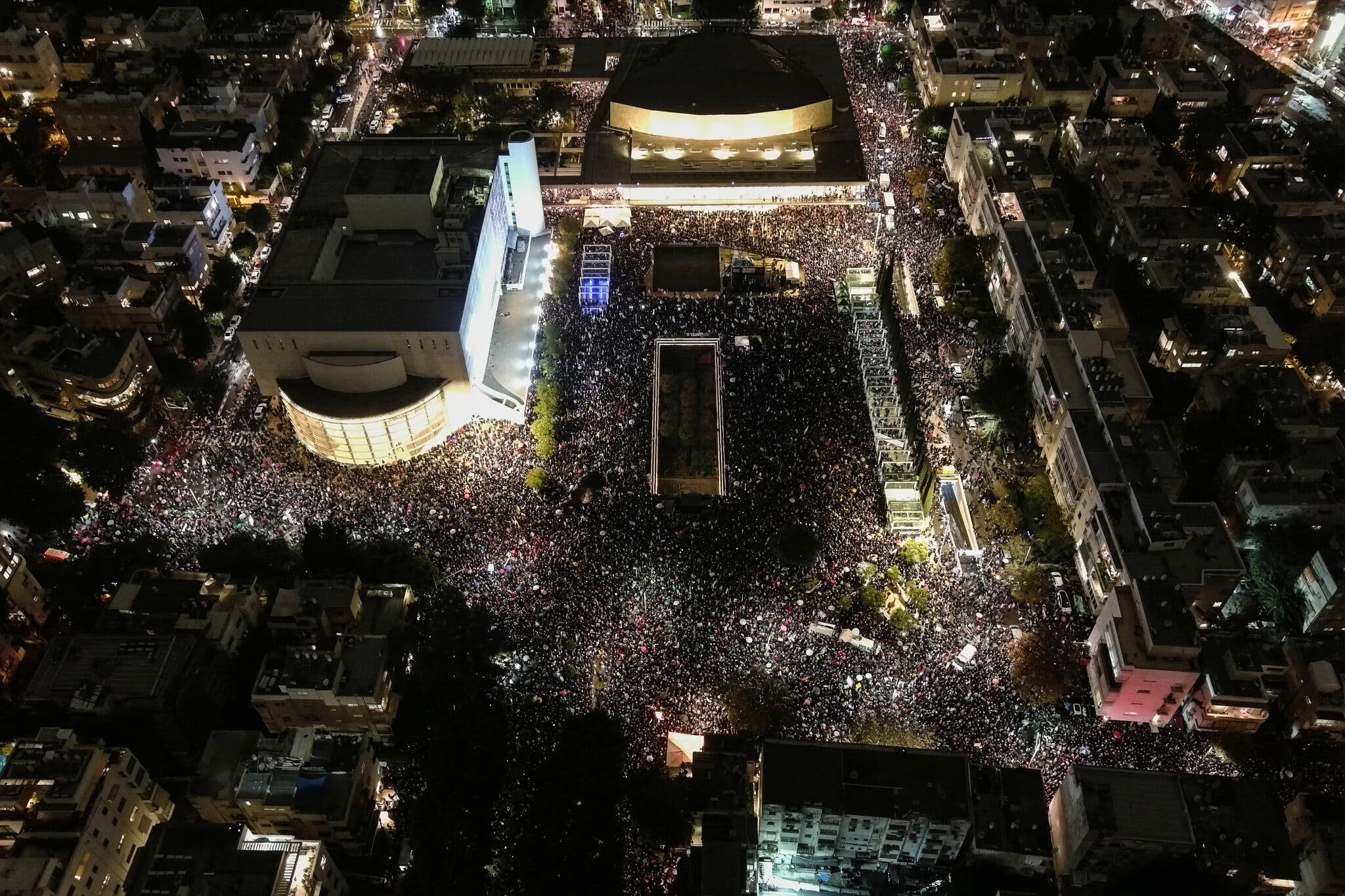 Tel Aviv, l'opposizione in piazza contro i "golpe" giudiziario del governo Netanyahu