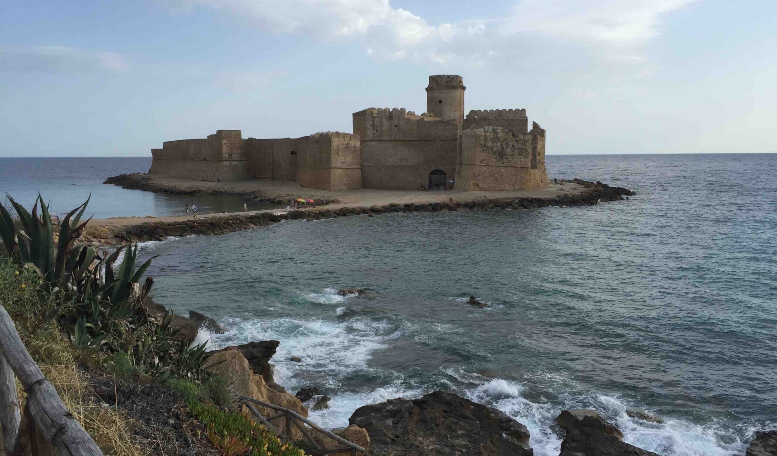 Le Castella: così l’incantevole costa dove fu girato Brancaleone è diventata luogo di morte