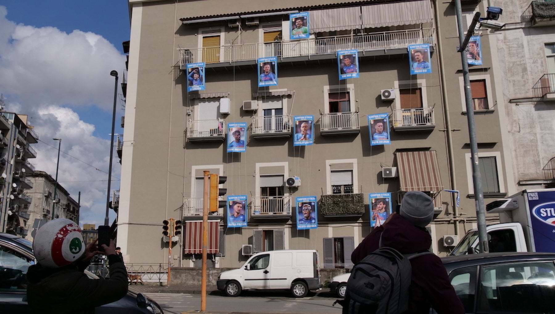 Napoli, addio alla scaramanzia: sul palazzo spuntano le figurine della squadra di Spalletti