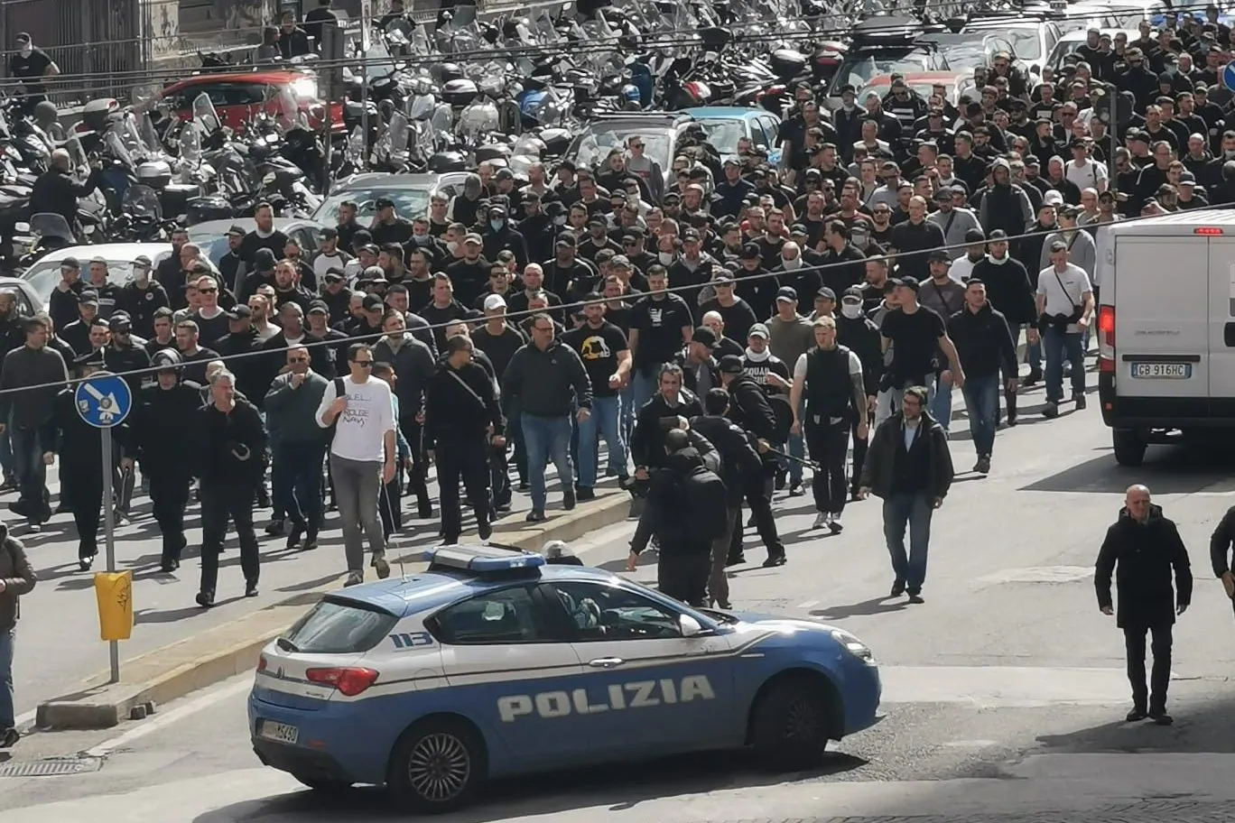 Napoli-Eintracht Francoforte, corteo degli ultras in città: in 600 sfilano tra la polizia