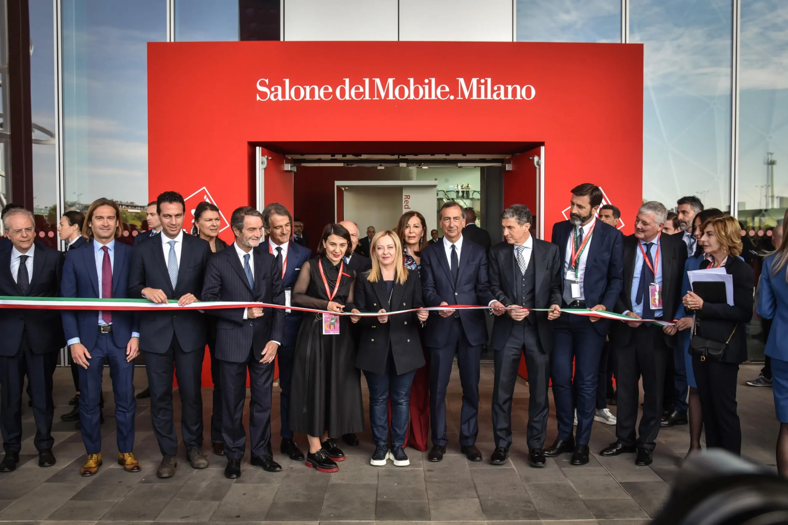 La propaganda di Giorgia Meloni al Salone del Mobile: "Il liceo Made in Italy è in dirittura d'arrivo..."