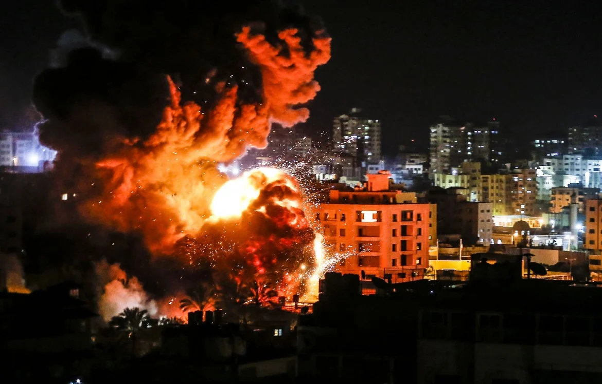 Israele bombarda la Striscia di Gaza: "Colpiti siti della resistenza palestinese"