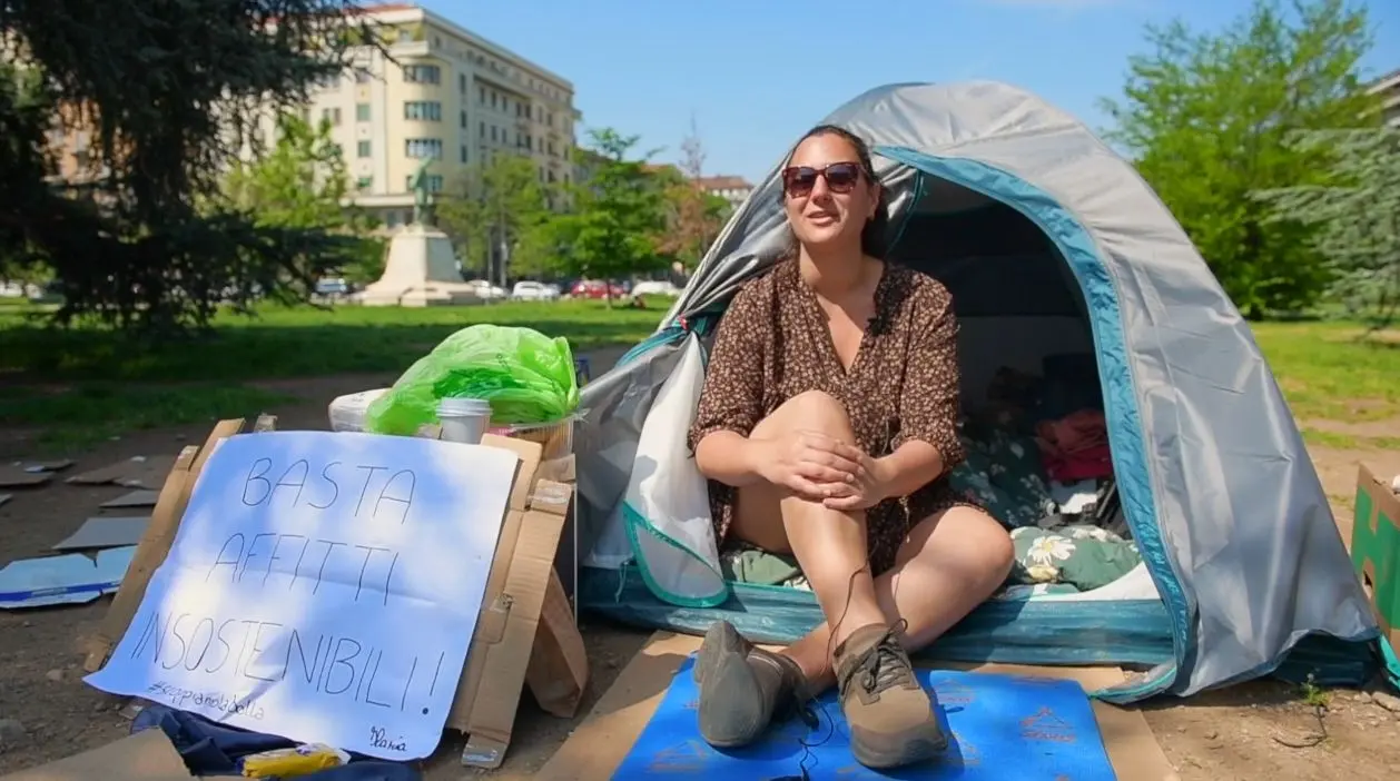 Dorme in tenda in piazza Da Vinci per protestare contro il caro affitti: "Ho parlato con Elly Schlein"