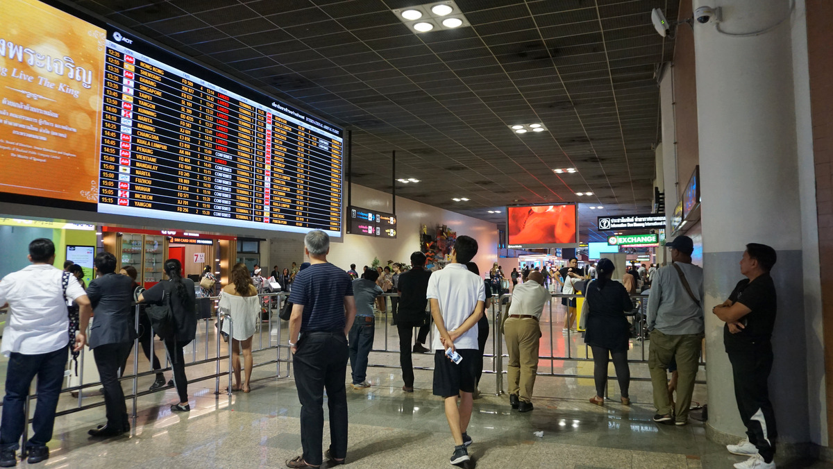 Incastrata in un tapis roulant all'aeroporto di Bangkok: le amputano una gamba per liberarla