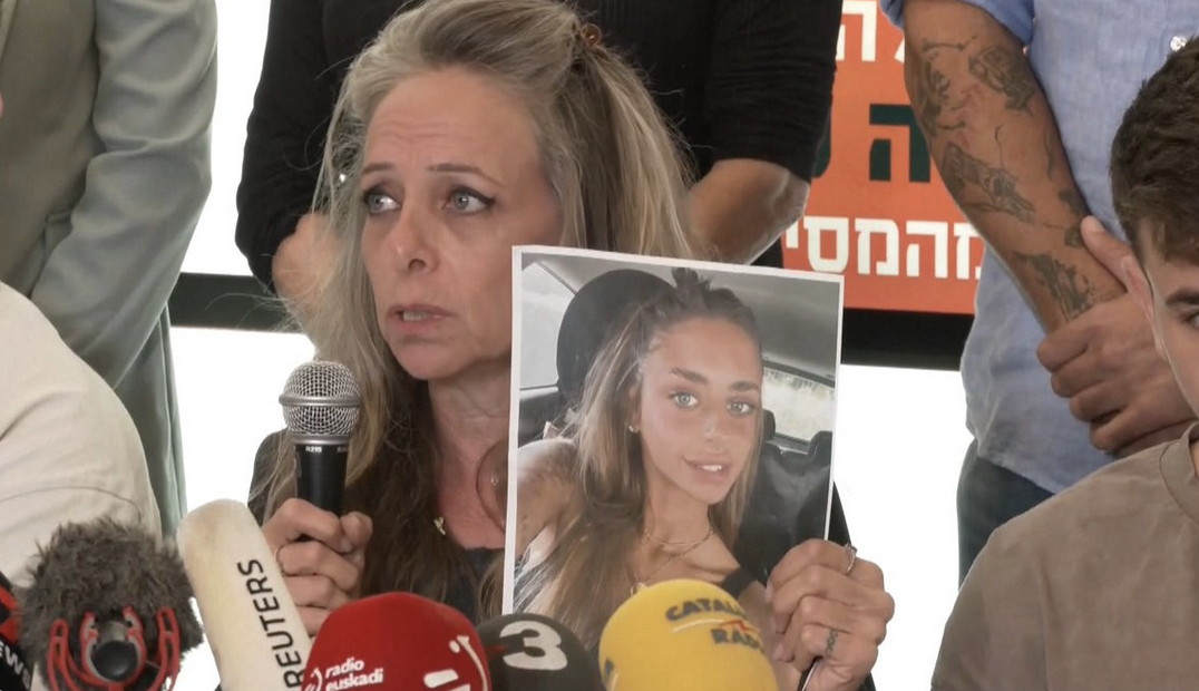 La madre della ragazza ostaggio di Hamas apparsa in video: "Fatela tornare a casa"