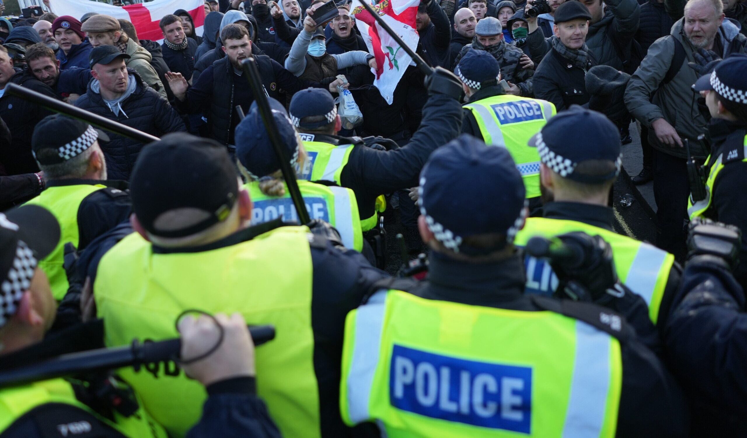 Londra, violenze fasciste al corteo pro-Palestina: il premier scozzese chiede le dimissioni della ministra