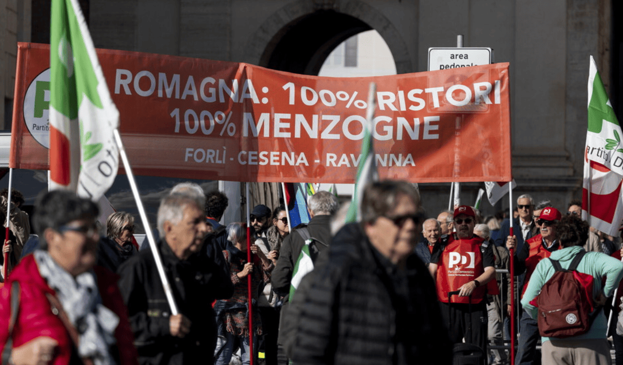 Il Pd riempie piazza del Popolo: in 50 mila per la pace e contro la Manovra di Meloni