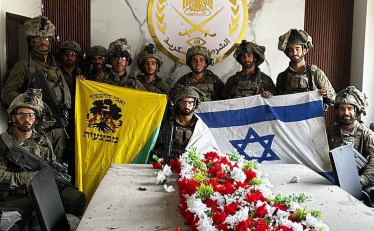 Le truppe israeliane entrano nella sede della polizia di Gaza