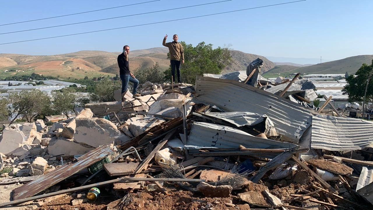 Valle del Giordano, gli israeliani impediscono ai palestinesi di coltivare mentre i coloni entrano nei loro terreni