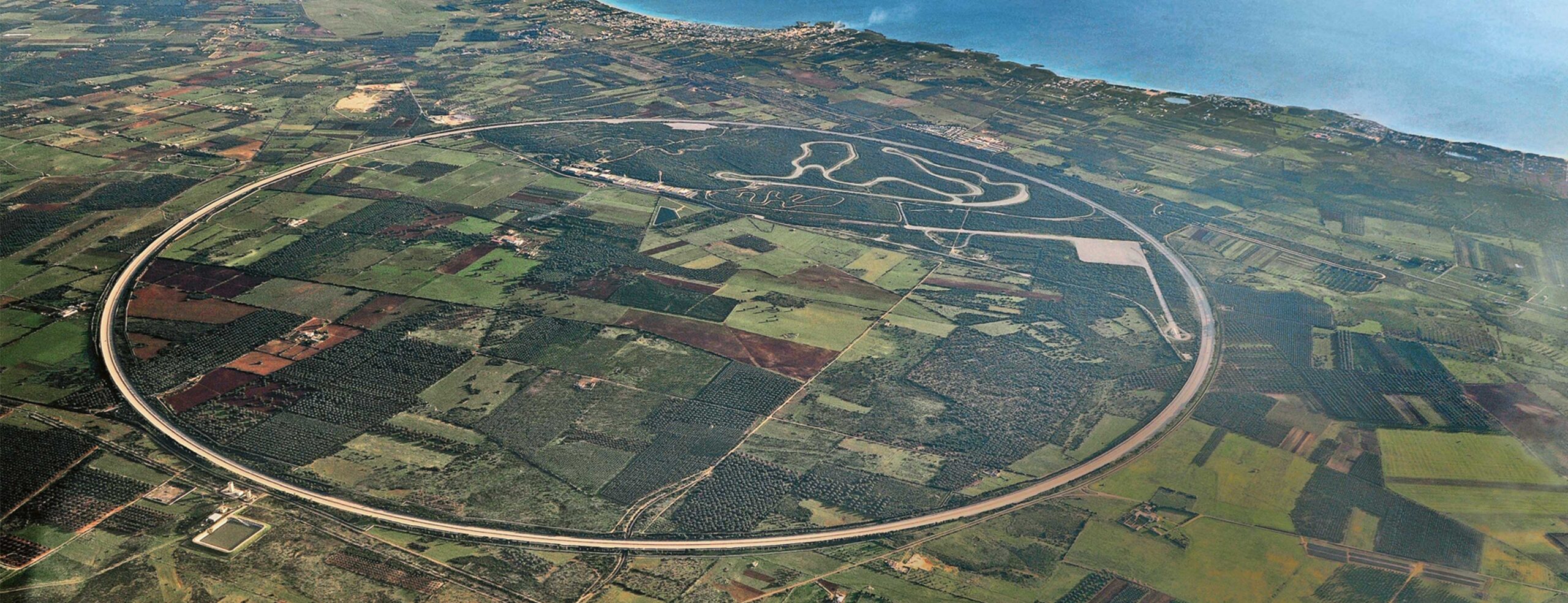 Incidente sulla pista della Porsche, un motociclista in sella a una Ducati muore nell'impatto con un'auto