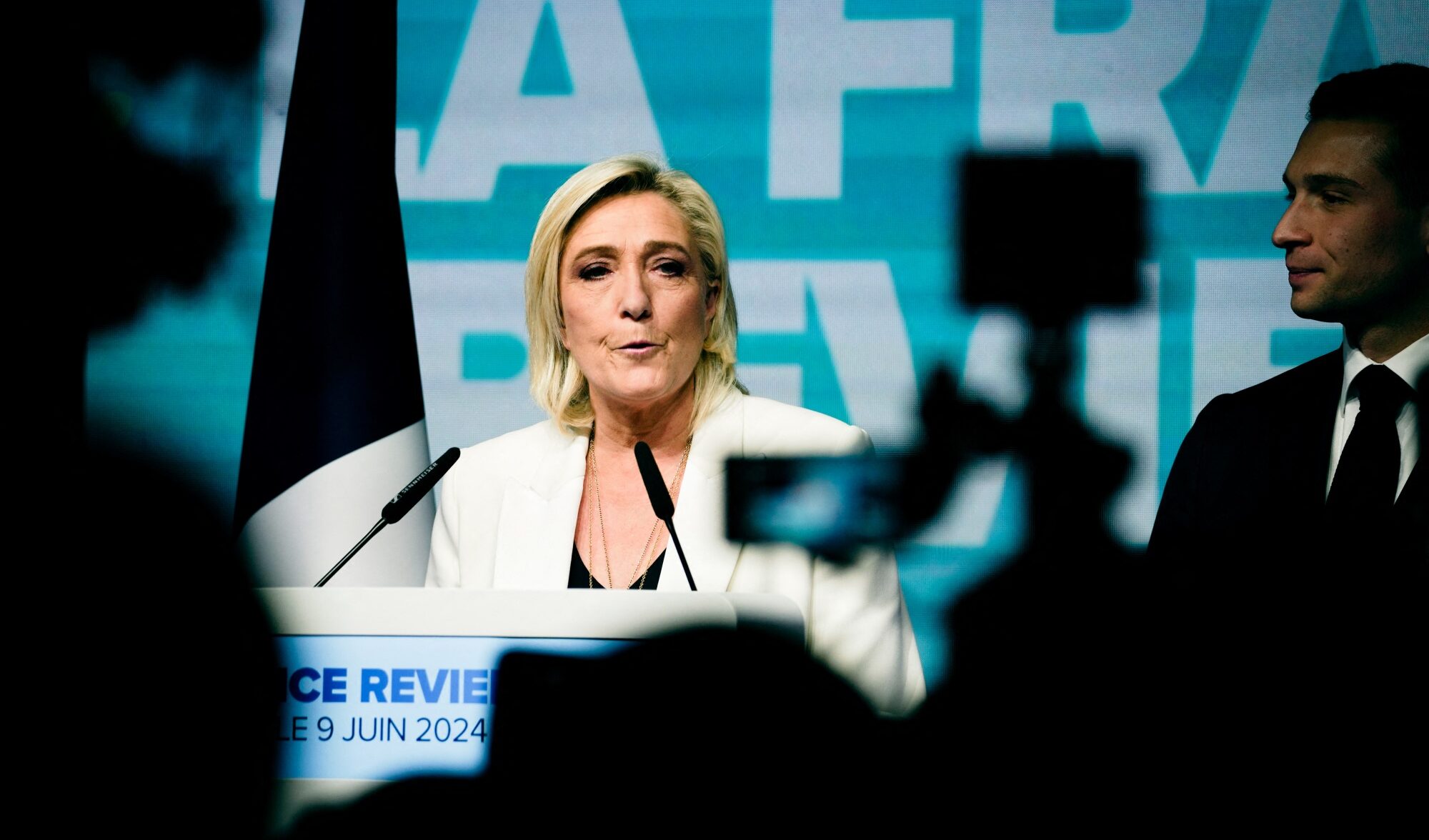 La famiglia dei miliardari Le Pen non è solo un clan mafioso: è un partito straniero